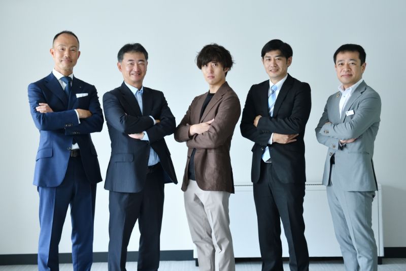 写真:横一列に並ぶ令和6年度支援先企業の代表者