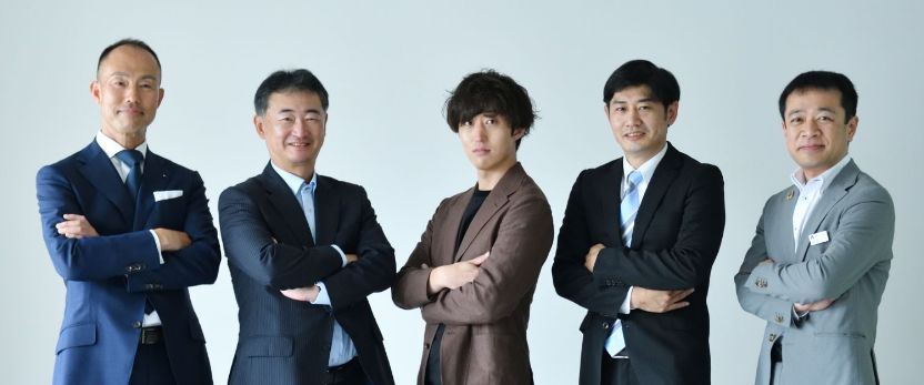 写真:横一列に並ぶ令和6年度支援先企業の代表者